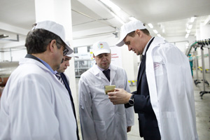 Арабы ездят на БМП и едят курганские консервы