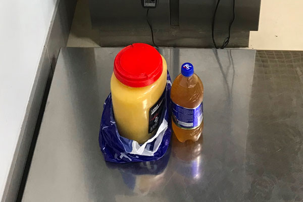 В аэропорту «Кольцово» у пассажира из Таджикистана обнаружили запрещенку - домашний мед