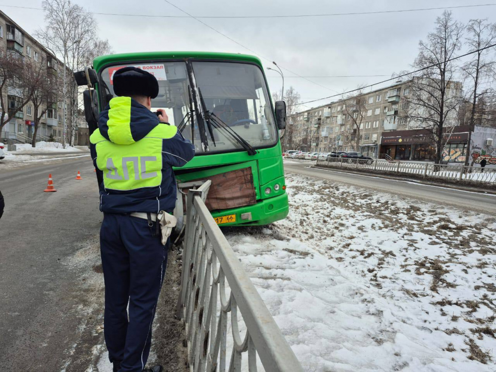 Жительница Екатеринбурга травмировалась в автобусе, возвращаясь из больницы  | В Екатеринбурге автобус попал в ДТП, пострадала женщина