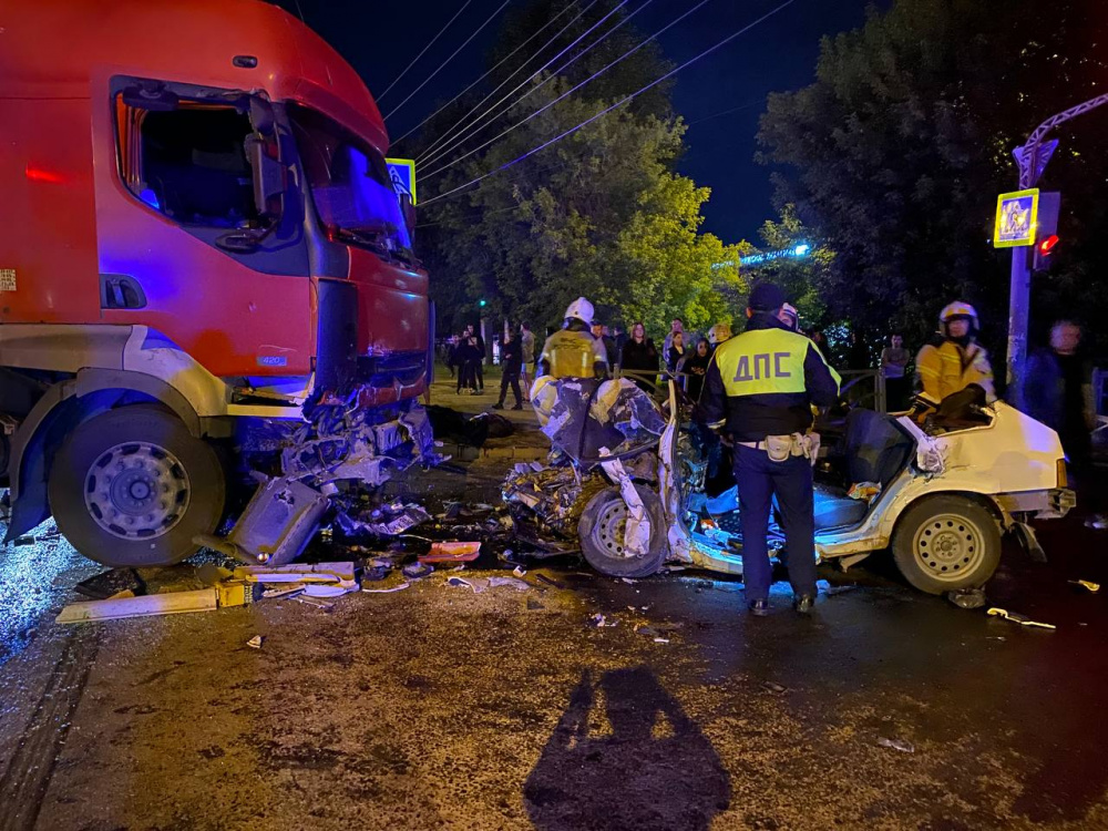 В Екатеринбурге ночью произошла смертельная авария - погибли четыре человека | В Екатеринбурге четыре человека погибли в ДТП