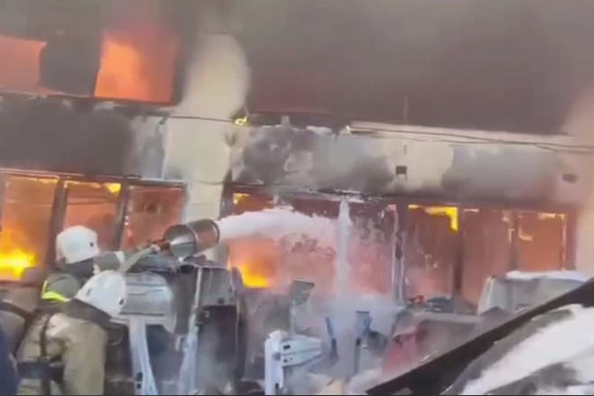 В Екатеринбурге произошёл крупный пожар в автосервисе | В Екатеринбурге сгорел автосервис 