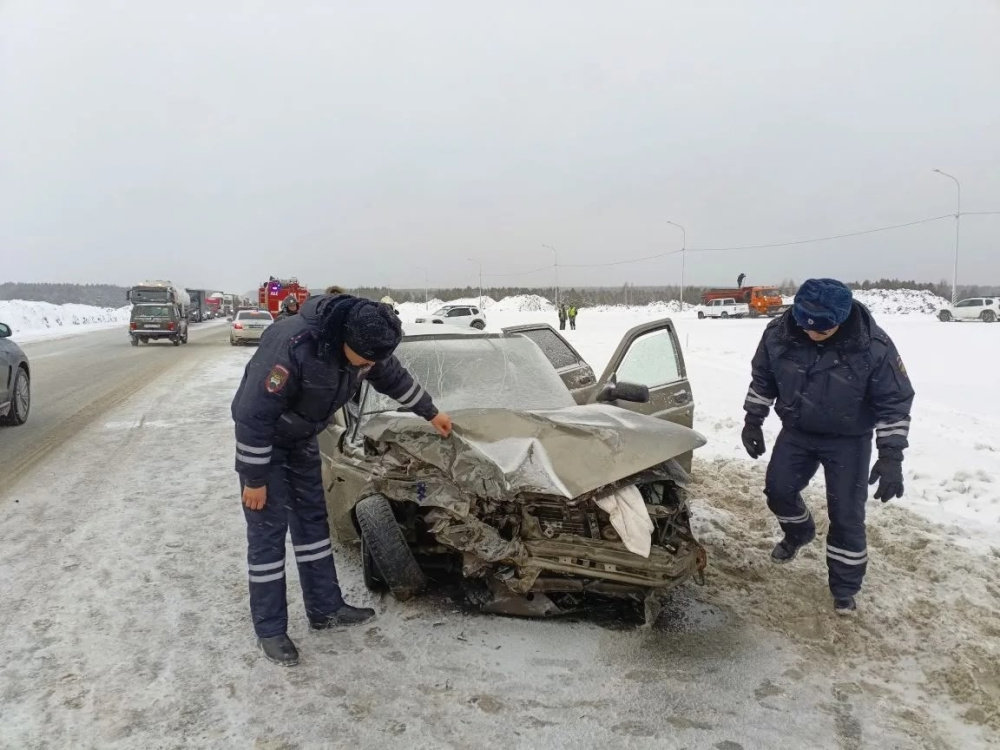 ДТП на трассе на Урале: один погиб, введено реверсивное движение | На трассе Екатеринбург — Тюмень в ДТП погиб мужчина 
