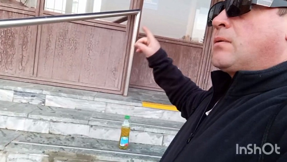 Горожане Первоуральска принесли грязную воду к мэрии: протест против проблем с водоснабжением