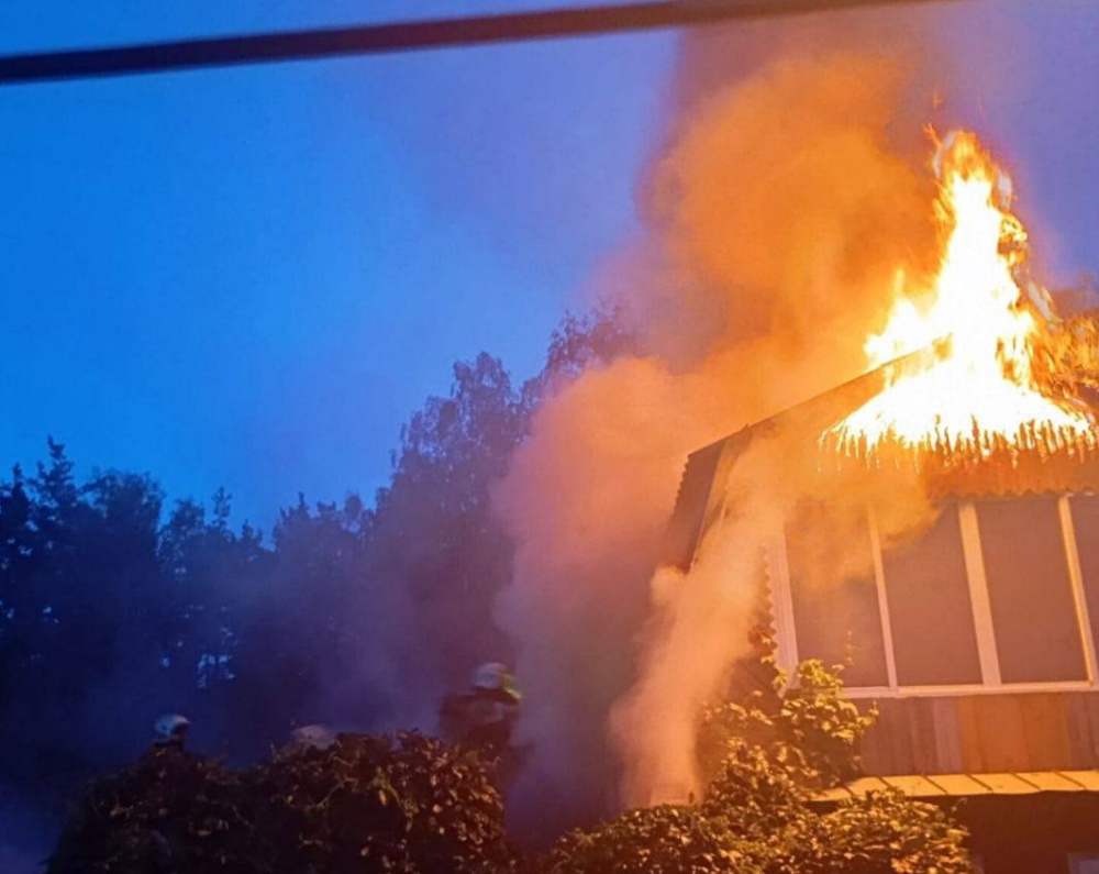 На Урале из-за манипулятора пропал свет, начался пожар и погиб человек  | В Верхней Пышме манипулятор оборвал провода, водитель погиб 