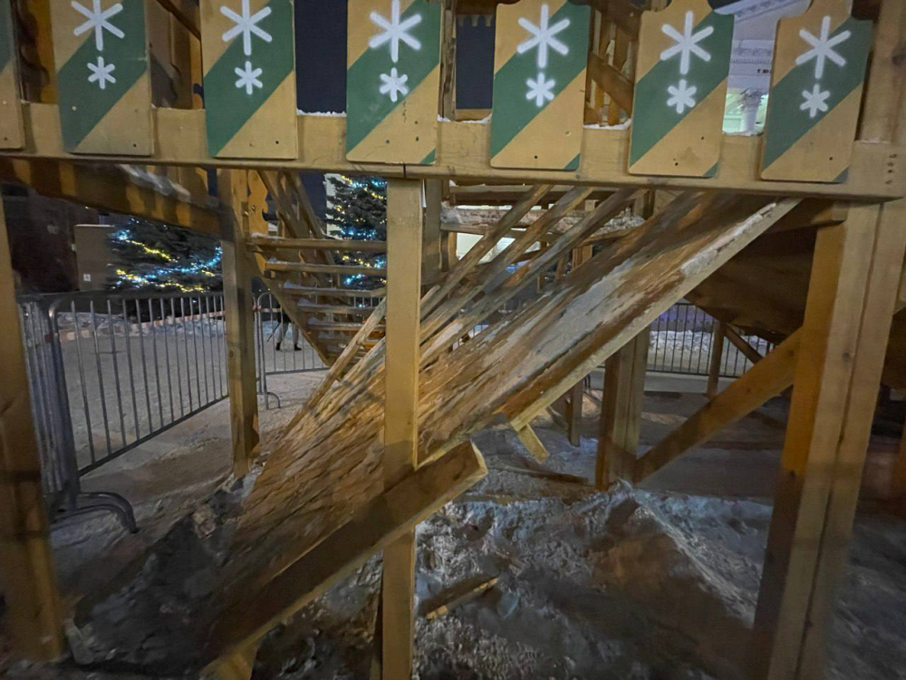 В центре Тюмени обрушилась горка с детьми  | В Тюмени обрушилась горка с детьми, есть пострадавшие 