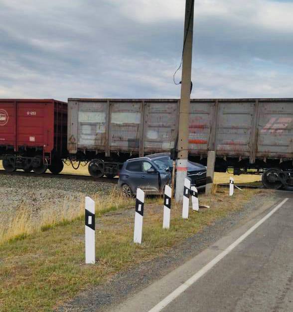 На Урале столкнулись грузовой поезд и автомобиль