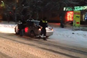 Уралец снял на видео, как сотрудники ДПС отпустили нарушителя. Видео