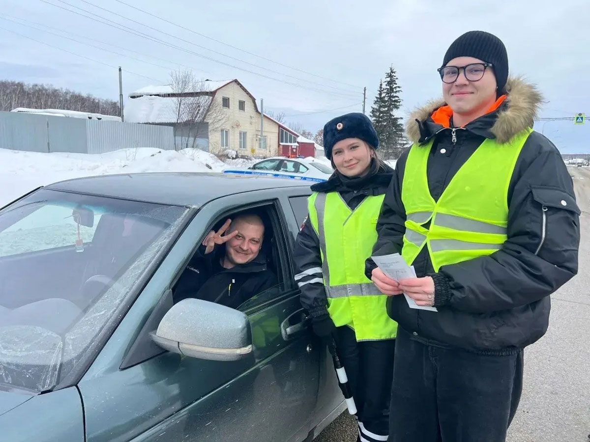 В Каменске‑Уральском прошла акция «Письмо водителю» для безопасности пешеходов | Под Каменском‑Уральским водителям вручали письма с призывами быть осторожными