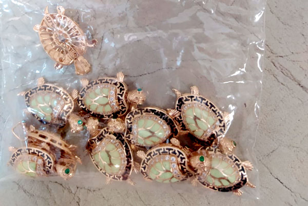 Пассажирка пыталась спрятать от таможенников ювелирные украшения