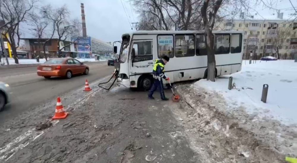 В Екатеринбурге рейсовый автобус столкнулся с деревом, пострадали четыре человека  | В Екатеринбурге автобус врезался в дерево 