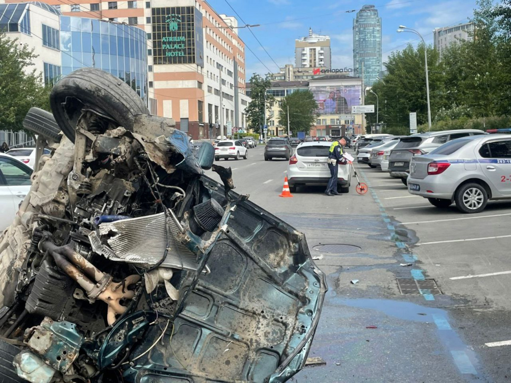 В Екатеринбурге произошло столкновение четырёх иномарок  | Четыре иномарки столкнулись в Екатеринбурге 