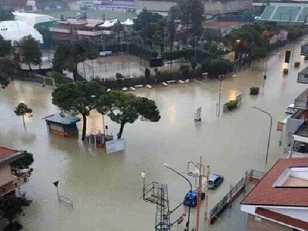 В Италии из-за разрушительного наводнения сотни людей остались без крова В Италии из-за разрушительного наводнения сотни людей остались без крова