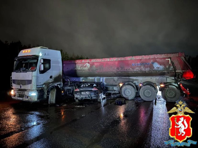 Смертельное ДТП на ЕКАД под Екатеринбургом: водитель "Mitsubishi" погиб при столкновении с грузовиком | Смертельное ДТП на 35-м километре ЕКАД: легковушка врезалась в большегруз