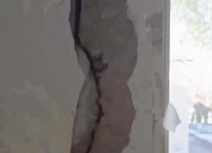 Обрушился балкон — дыру в стене квартиры челябинки заделали пенопластом | Жители Коркина жалуются на коммунальщиков после ЧП с балконом Обрушился балкон — дыру в стене квартиры челябинки заделали пенопластом | Жители Коркина жалуются на коммунальщиков после ЧП с балконом