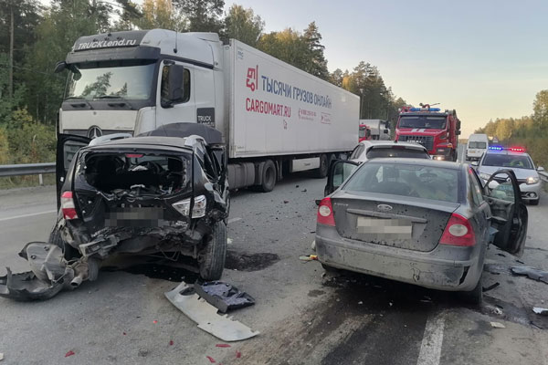 В Екатеринбурге в массовом ДТП пострадали пять человек