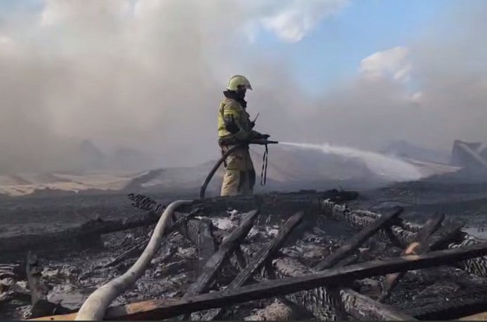 В Челябинской области произошел пожар на большой птицеводческой ферме. | На Южном Урале сгорел крупный птичник В Челябинской области произошел пожар на большой птицеводческой ферме. | На Южном Урале сгорел крупный птичник