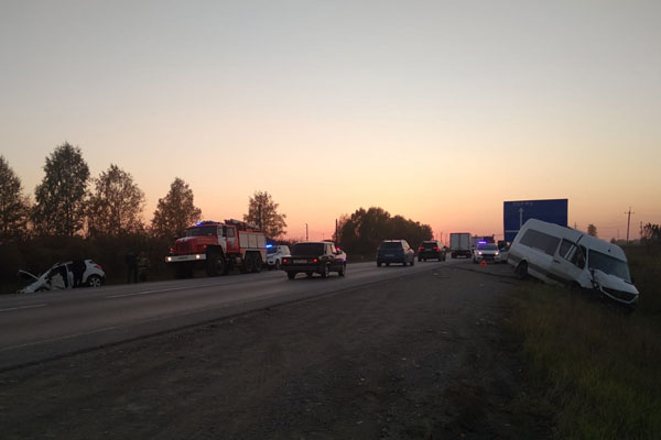 Микроавтобус со школьниками попал в ДТП на уральской трассе. В салоне было 15 детей и 5 взрослых