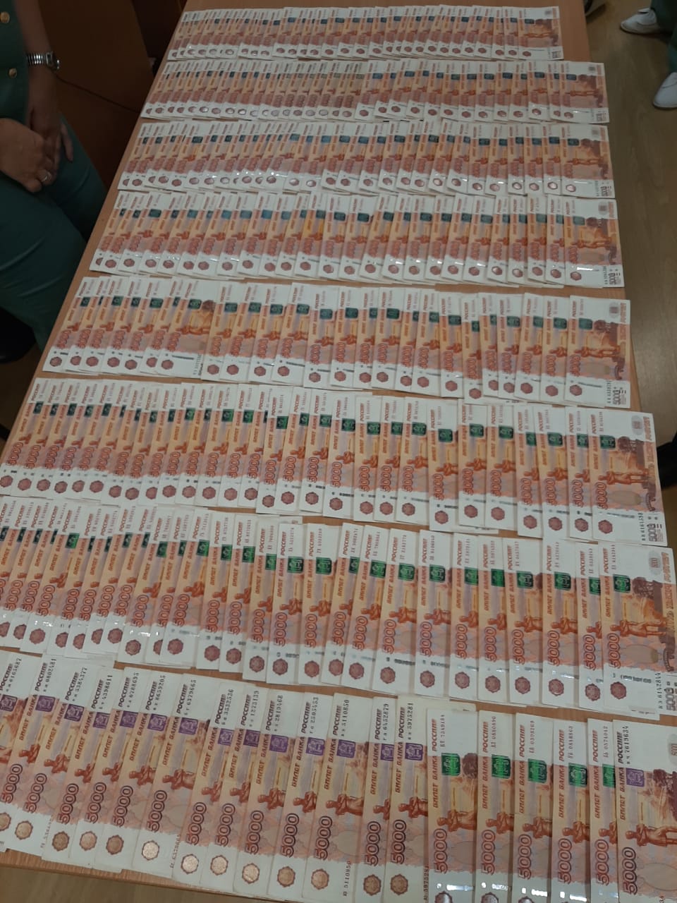 Кольцовские таможенники пресекли вывоз более полутора миллионов рублей за границу