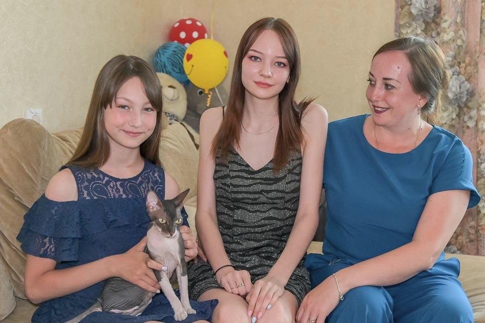 В Нижнем Тагиле глава поздравил девочку по имени Россия с 18-летием В Нижнем Тагиле глава поздравил девочку по имени Россия с 18-летием