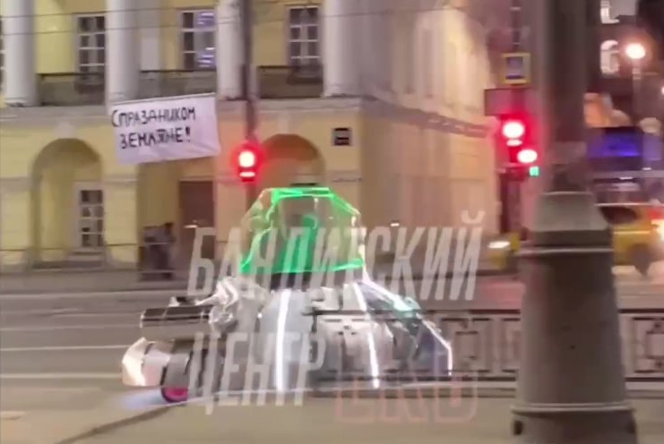 "С праздником, земляне!". В центре Екатеринбурга поймали пришельца в летающей тарелке. Видео | В Екатеринбурге ГИБДД остановила пришельца в летающей тарелке. Видео