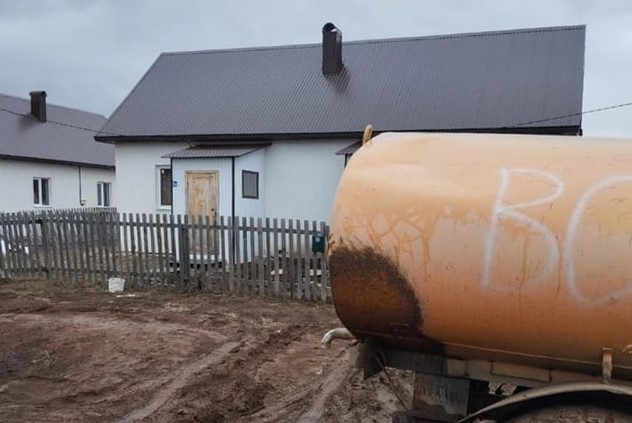 Стены промерзают — сирот из Куеды поселили туда, где жить невозможно  | В Пермском крае сиротам выдали жильё с плесенью 