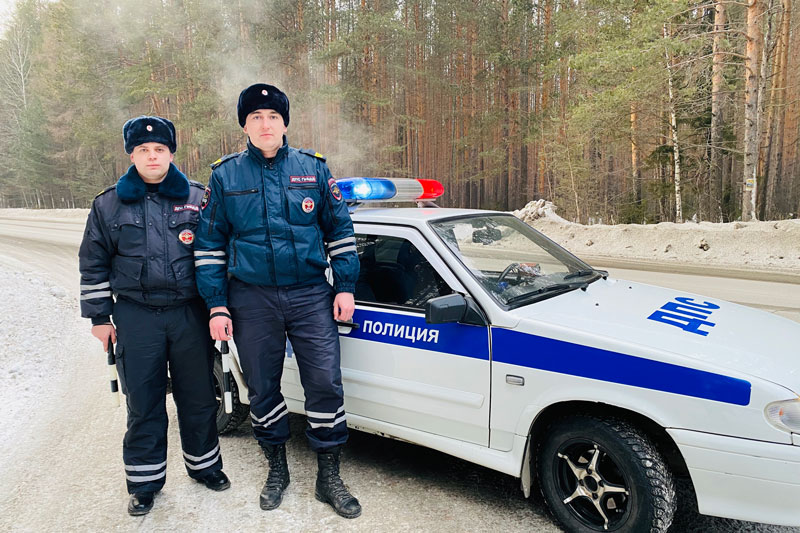 В Свердловской области сотрудники ГИБДД помогли семье с маленьким ребенком, когда машина съехала с дороги