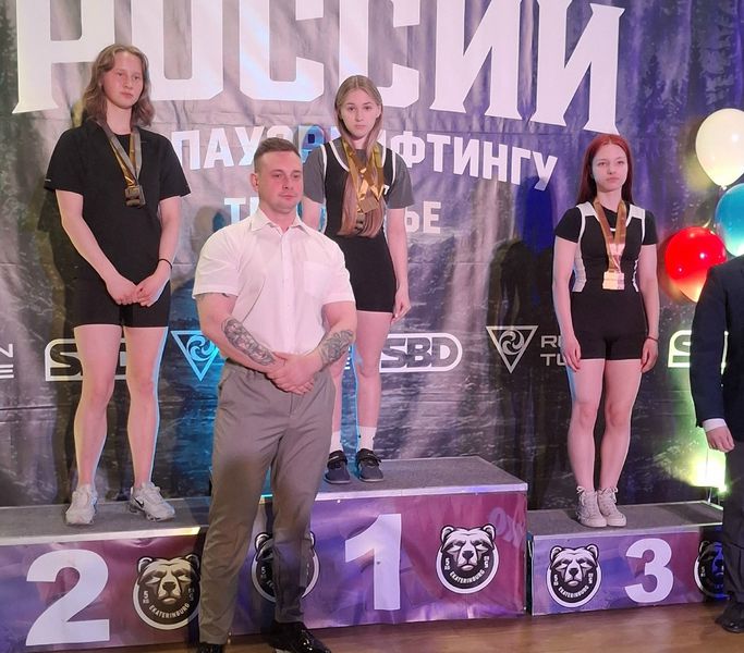Девушка из Первоуральска выжала 65 кг и стала лучшей в области: золото в абсолютном зачёте | Спортсменка из Первоуральска победила на областных соревнованиях по пауэрлифтингу
