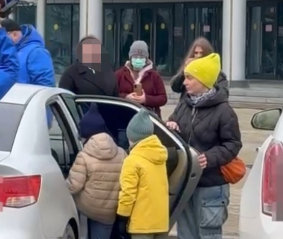 В Свердловской области отец двоих детей вернул их матери  | На Урале вернули матери двоих детей, увезённых отцом 