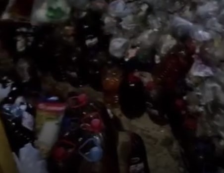 Мусора было до потолка — в Екатеринбурге женщина загадила свою квартиру  | В Екатеринбурге женщина превратила свою квартиру в свалку 