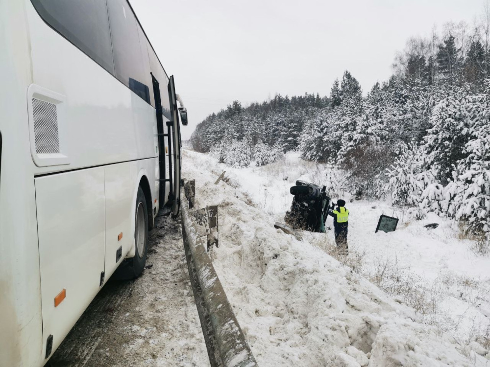 Три машины столкнулись на трассе Екатеринбург-Реж: двое погибли | В ДТП на трассе Екатеринбург–Реж погибли два человека 