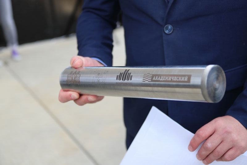 В Академическом заложили капсулу времени с посланием к уральцам будущего В Академическом заложили капсулу времени с посланием к уральцам будущего