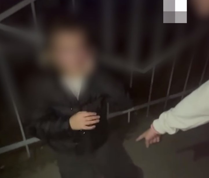 Заставили встать на колени — в Челябинске школьницы избили девочку  | В Челябинске школьницы избили девочку и заставили встать на колени 