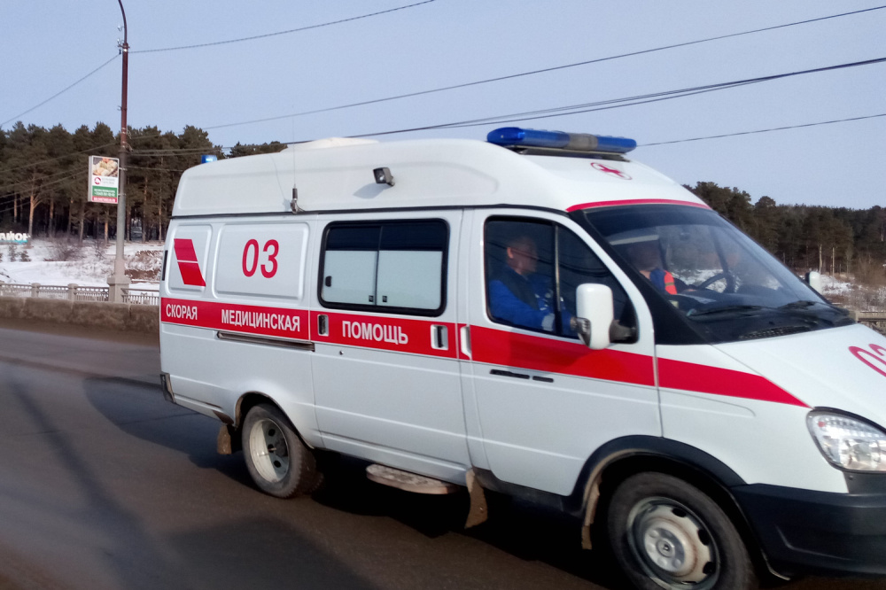 В деревне под Пермью медики застряли на размытой дороге | В Прикамье машина скорой помощи застряла на размытой дороге В деревне под Пермью медики застряли на размытой дороге | В Прикамье машина скорой помощи застряла на размытой дороге