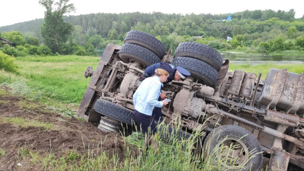 В Свердловской области опрокинулся грузовик | На Урале грузовик опрокинулся с проезжей части
