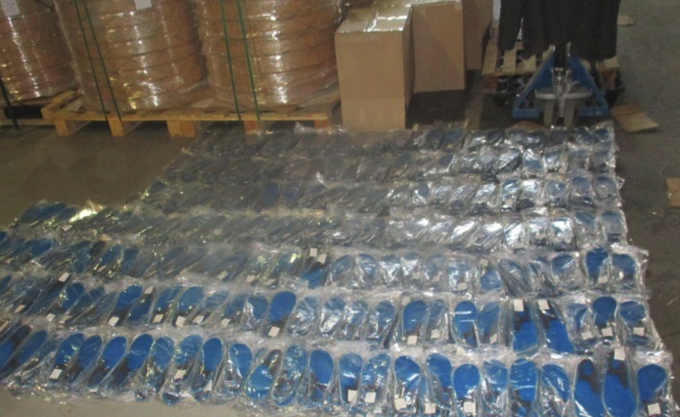 На Урале таможенники выявили более двух тысяч единиц незадекларированных товаров На Урале таможенники выявили более двух тысяч единиц незадекларированных товаров