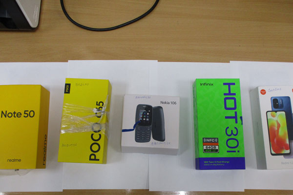 Попытка нелегальной перевозки: пассажир из Екатеринбурга пытался провезти в Узбекистан 5 мобильных телефонов | Вне зоны доступа: кольцовские таможенники не позволили незаконно вывезти в Узбекистан партию мобильных телефонов