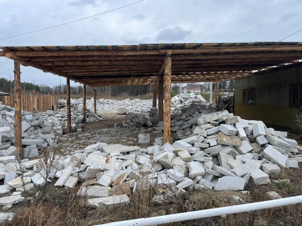 В пригороде Екатеринбурга два года растет нелегальная свалка. Местным жителям никто не может помочь