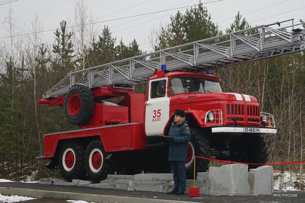Памятник пожарной автолестнице появился в Свердловской области  