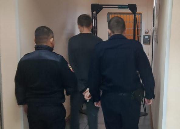 Сиганул в окно босиком — в полиции Алапаевска рассказали, как задержали насильника школьницы  | В полиции Алапаевска объяснили, как поймали скрывшегося от приговора насильника 