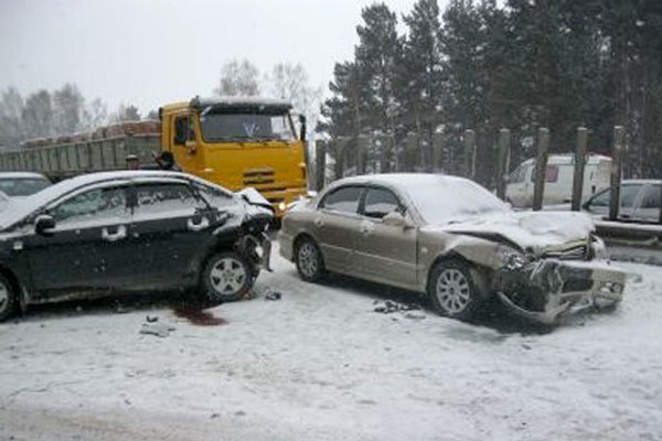 В трех массовых ДТП на Тюменском тракте столкнулись более 40 автомобилей. Фото В трех массовых ДТП на Тюменском тракте столкнулись более 40 автомобилей. Фото