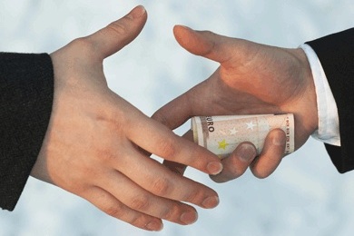 В Екатеринбурге полицейский сливал сведения об умерших ритуальщикам