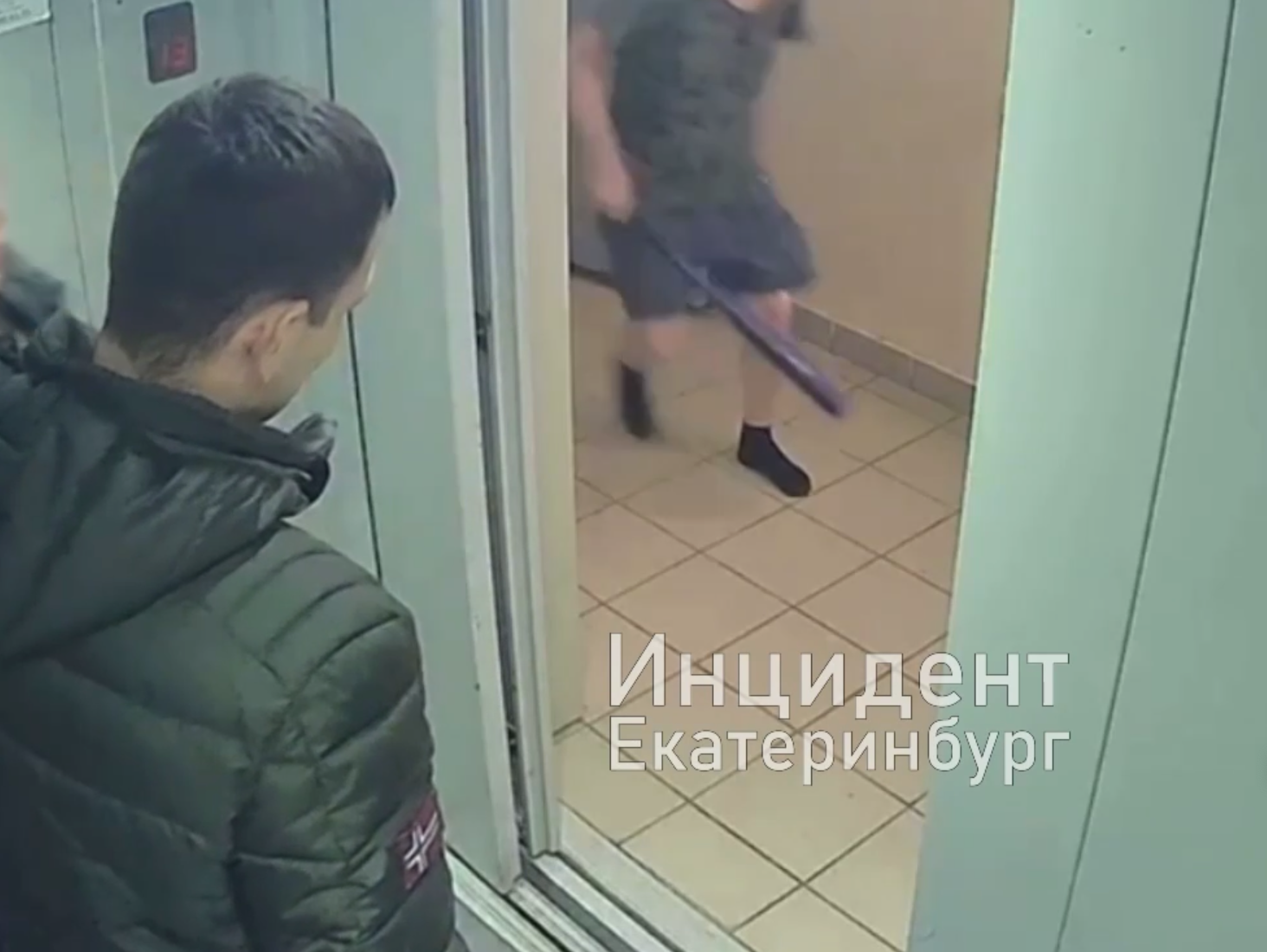 Мужчина с битой напал на пару в лифте в Екатеринбурге