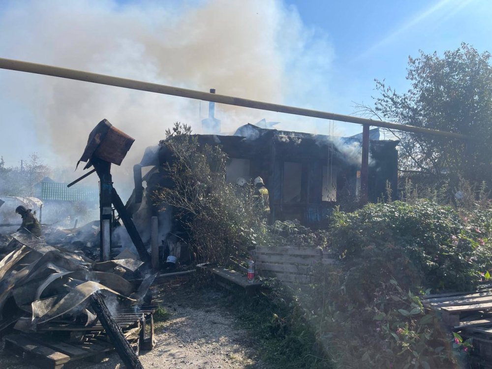 В Дегтярске пожар произошёл в жилом доме, сильно пострадала девочка  | Девочка получила ожоги 87% тела при пожаре на Урале 