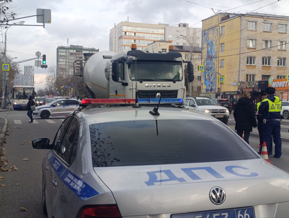 Ехал на красный свет — бетоносмеситель задавил велосипедиста-нарушителя в Екатеринбурге  | В Екатеринбурге бетоносмеситель задавил мужчину на электровелосипеде 