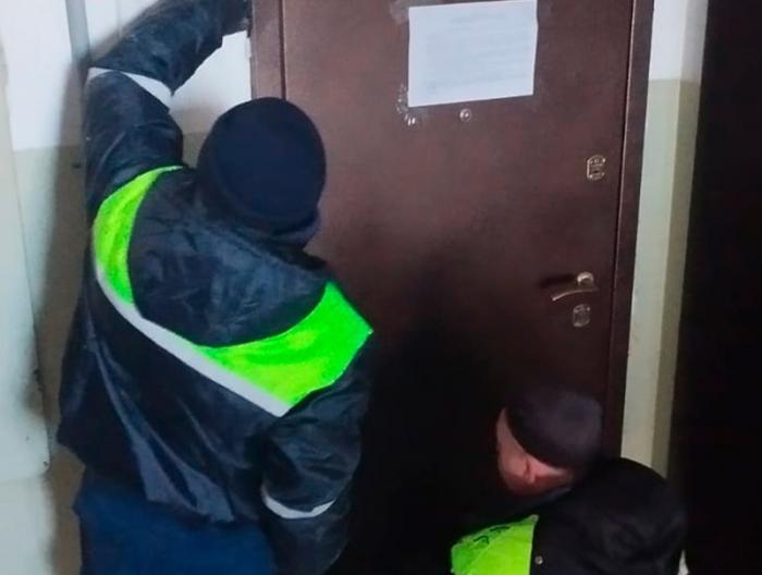 В Каменске-Уральском газовщики обнаружили труп человека в квартире  | На Урале при обходе квартир газовщики обнаружили труп человека 