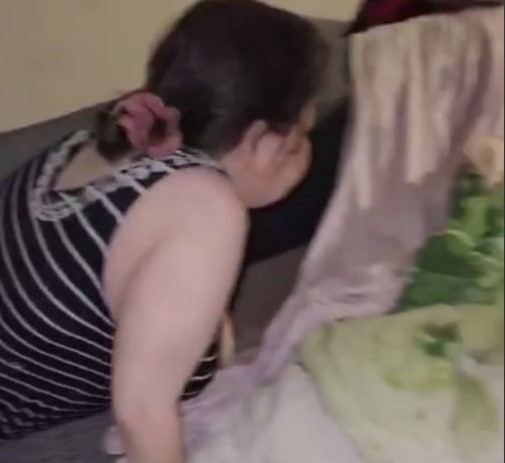 Жительница Екатеринбурга задолжала детям и пыталась скрыться от приставов в диване  | В Екатеринбурге женщина пряталась от приставов в нише дивана 