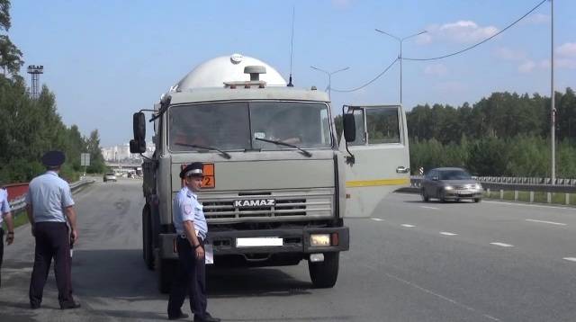 Сотрудники ГИБДД Свердловской области проверили, как водители грузового транспорта пользуются тахографами
