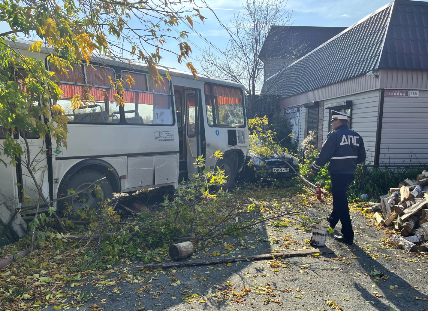 Госавтоинспекция устанавливает обстоятельства ДТП в котором автобус столкнулся с остановочным комплексом Госавтоинспекция устанавливает обстоятельства ДТП в котором автобус столкнулся с остановочным комплексом