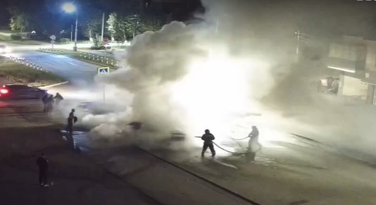 В Первоуральске при странных обстоятельствах сгорел автомобиль  | В Первоуральске огонь уничтожил автомобиль 