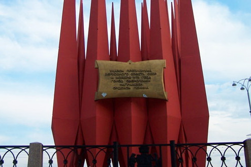 Жители Екатеринбурга хотят вернуть на Плотинку Краснознаменную группу и Орден Ленина
